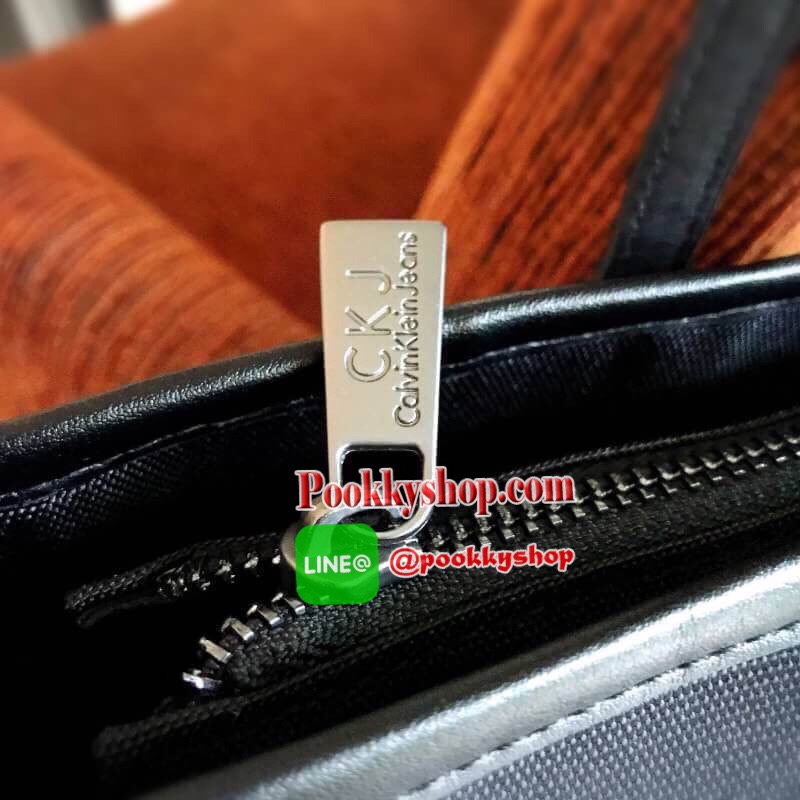 CALVIN KLEIN" JEANS TOTE BAG (Size M) กระเป๋าสะพาย Calvin Klein Jeans Limited Edition จาก Calvin Klein Jeans วัสดุ Polyester คุณภาพดีเนื้อหนาน้ำหนักเบา ด้านหน้าประดับโลโก้ Calvin Klein Jeans พร้อม TAG ห้อยที่หูหิ้วดูมีดีเทล เปิดปิดด้วยซิปสะดวกใช้ หัว