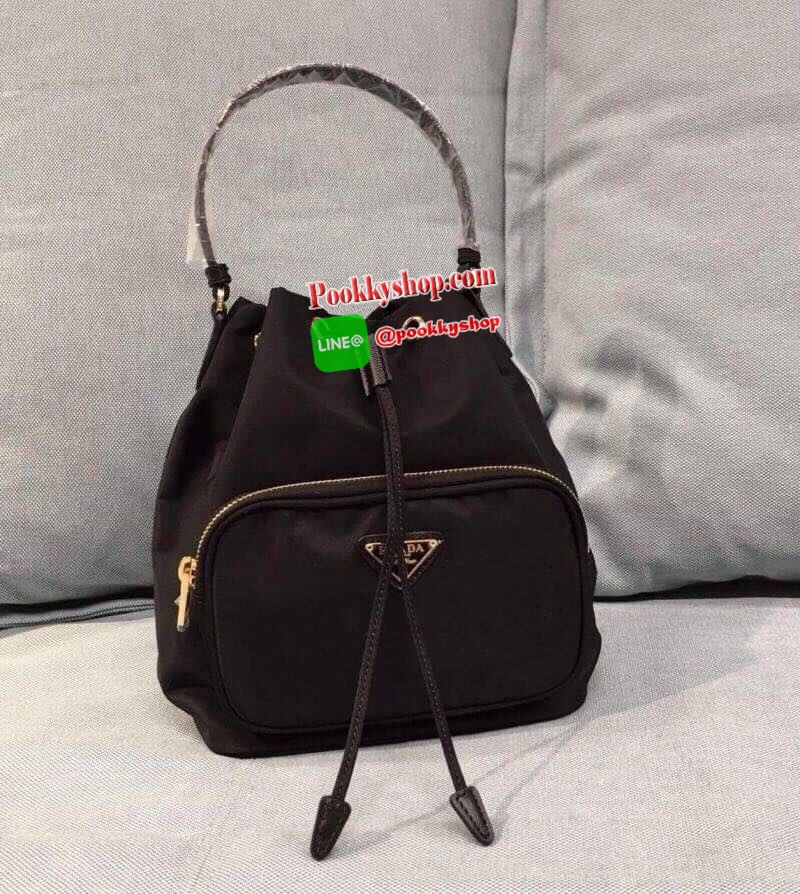PRADA MINI nylon crossbody bag ARRIVAL รุ่นขายดี ตัวกระเป๋าอะไหล่สีทอง ไซส์มินิ ขนาดกะทัดรัด สามารถใส่ I phone+ ได้ หรือของจุกจิกได้เยอะ เนื้อหนาซับในอย่างดี มาพร้อมสายคล้องมือ + สายสะพายยาวปรับได้ แบบระดับที่สุดแห่งความสวยหรู กับราคาสุดคุ้มที่สาวๆชื่นชอบ