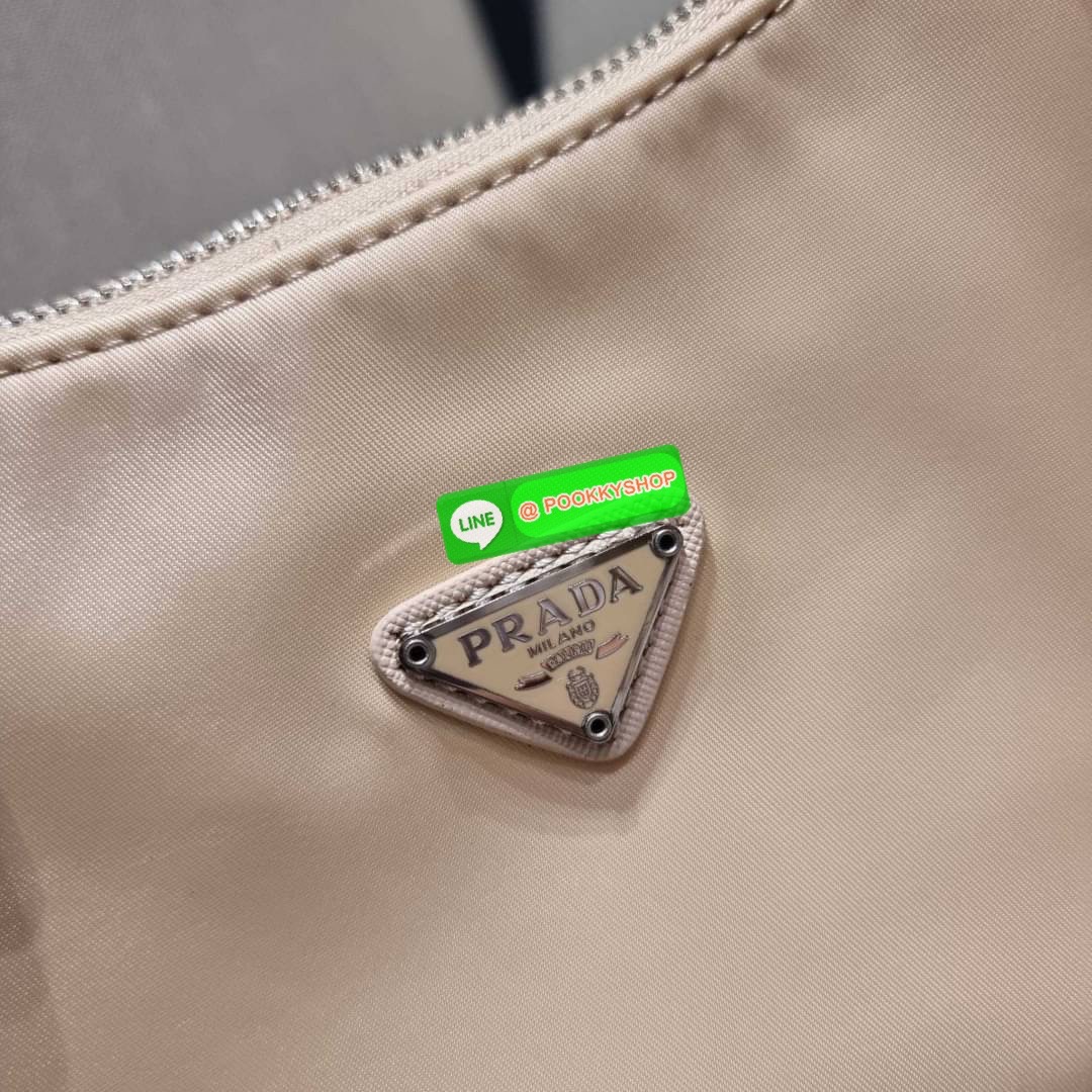 PRADA RE-EDITION 2005 RE-NYLON SHOULDER BAG ไอเท็มสุดปัง ที่ฮิตตลอดกาลไม่ว่าจะปีไหนๆ จัดให้ครบทั้งสีขายดีและสีใหม่ล่าสุด ที่สายคุณหนูห้ามพลาด!! กับกระเป๋าสะพายทรงคลาสสิค เหมาะเป็น everyday bag มากๆ วัสดุผ้าไนล่อนคุณภาพ พร้อมใบลูก ไว้ใส่เหรียญ ใส่กุญแจได้ส