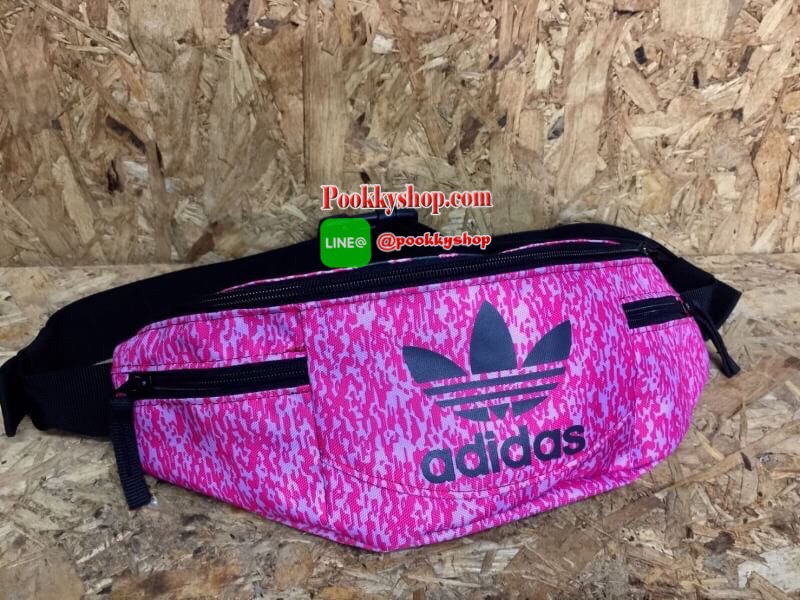 พร้อมส่ง ..... Adidas Originals National Waist Pack Factory กระเป๋าคาดอกและเอว เป็นอีกรุ่นที่ได้รับความนิยมเป็นอย่างมาก ด้วยแบบและดีไซน์ขนาดที่พอเหมาะ ใช้ได้ทุกเพศทุกสไตล์ กระเป๋าทำจากผ้าไนลอนลื่น น้ำหนักเบา ขนาดกำลังดี ดีจุของได้เยอะคะ เปิด-ปิดด้วยซิป ด้