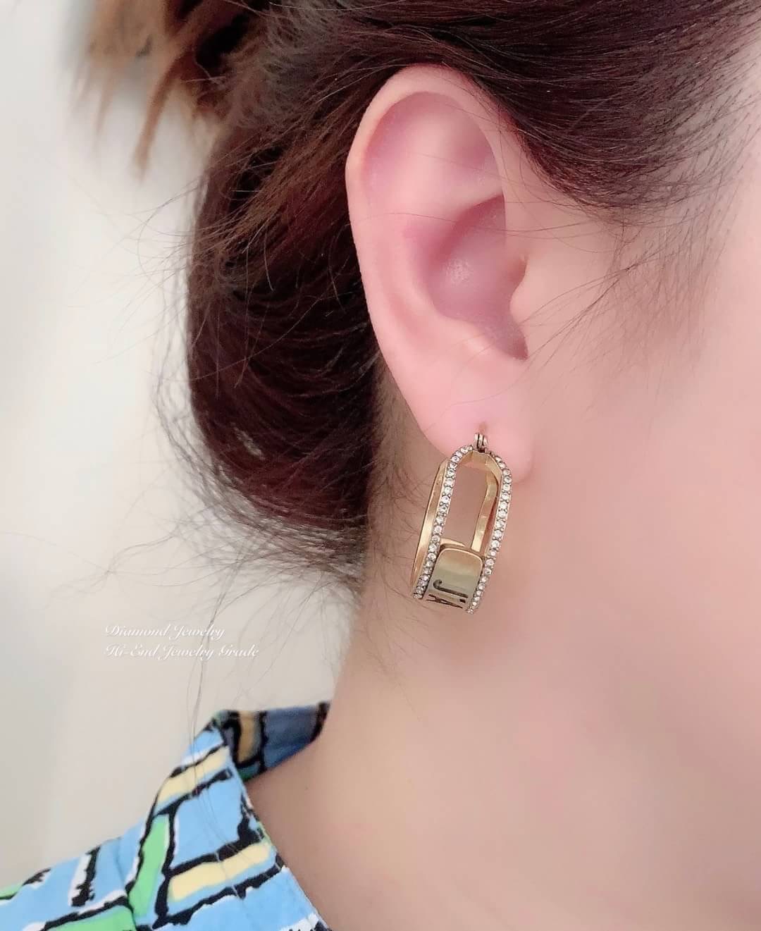 Super Hi-End Quality !!!! ((งาน 1:1 เหมือนในช็อปมากที่สุดในท้องตลาด)) Christian Dior Earring ต่างหูดิอองาน 1:1 เหมือนของแท้เป๊ะๆค่ะ รับรองงานสวยมากกกกก ดูหรู ดูผู้ดีสุดๆ งานดี เพชรคุณภาพดีมากๆมากๆคะรับประกันความพอใจเลยค่ะ ตัวเรือนสีทองงาน laser stamp เหมื
