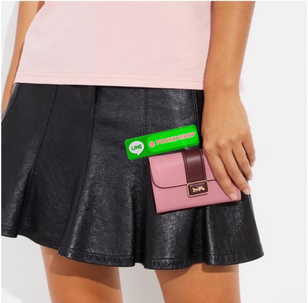Coach Medium Grace Wallet (Cl421) 🔖กระเป๋าสุดหรูใบกลาง ขนาดกำลังดีกระทัดรัด 🔖วัสดุ : pebble leather 🔖ภายในมีช่องใบบัตรเครดิต 6 ช่อง มีช่องใส่เหรียญแยก สามารถใส่ธนบัตรแบงค์พันได้คะ