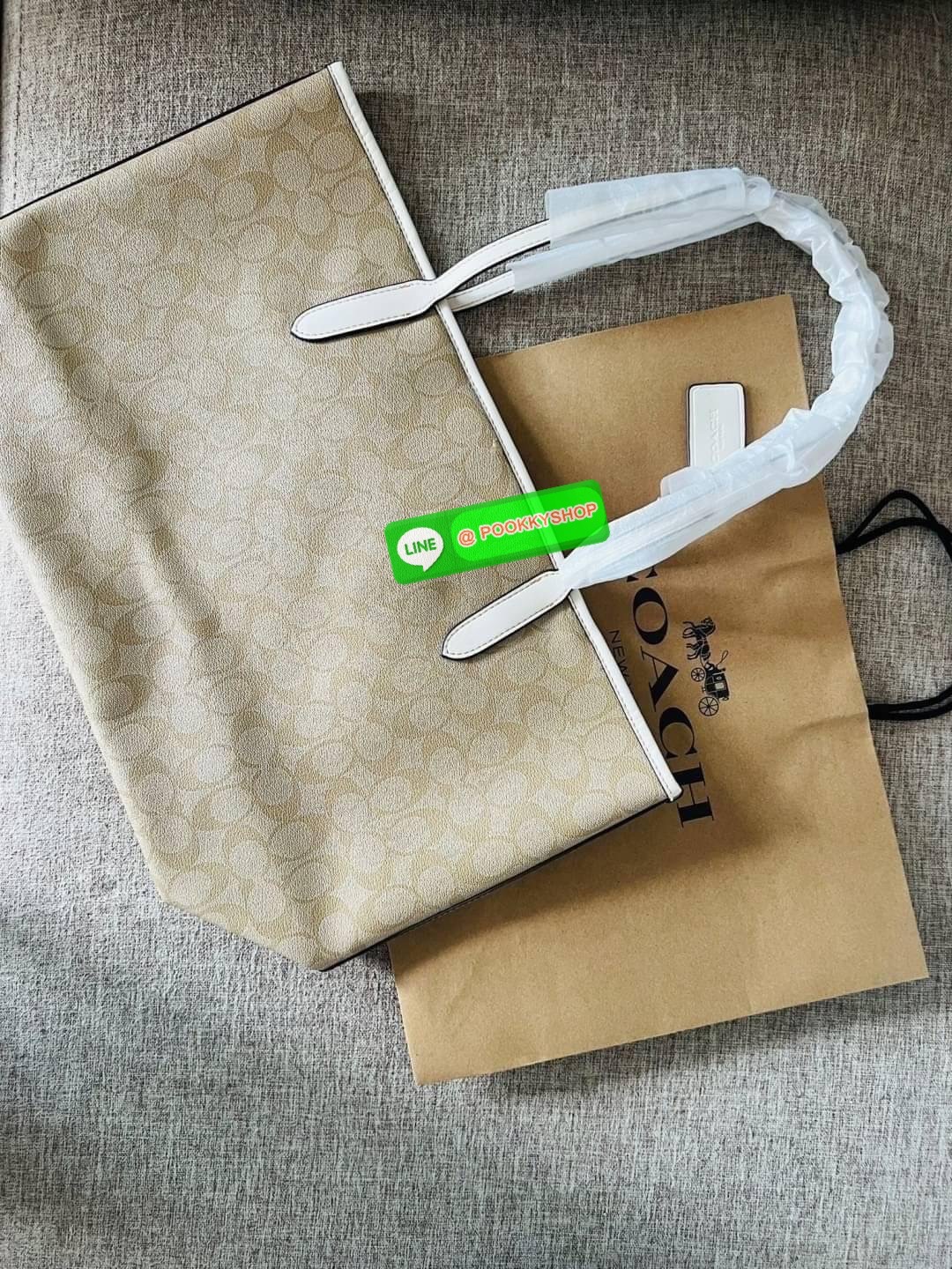 NEW 🌟🌟 CITY TOTE IN SIGNATURE CANVAS WITH HORSE AND CARRIAGE PATCHWORK GRAPHIC Coach CA607 City Tote ในแคนวาสซิกเนเจอร์ สี Gold/Light Khaki Multi ผ้าใบเคลือบซิกเนเจอร์และหนังเรียบ ด้านในกระเป๋าซิป ปิดสแน็ป หูจับ 10" ดรอป