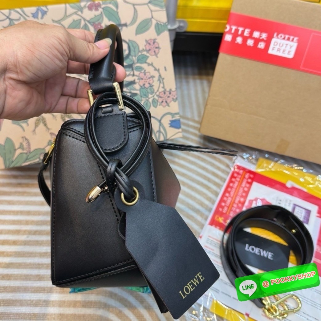 Loewe Puzzle bag กระเป๋าสะพายข้างทรงกล่อง สุดยอดแบรนด์ที่ดีไซน์เป็นเอกลักษณ์ โดดเด่น สวยหรู สไตล์พัซเซิลคลาสสิค เปิดใช้งานด้วยซิป ที่ภายในโล่ง ใส่ของสำคัญจุกจิกได้ มาพร้อมสายสะพาย และหูหิ้วในตัว ที่สลับเปลี่ยนใช้งานให้เหมาะได้ในแต่ละวัน สาวๆห้ามพลาดใบนี้เ