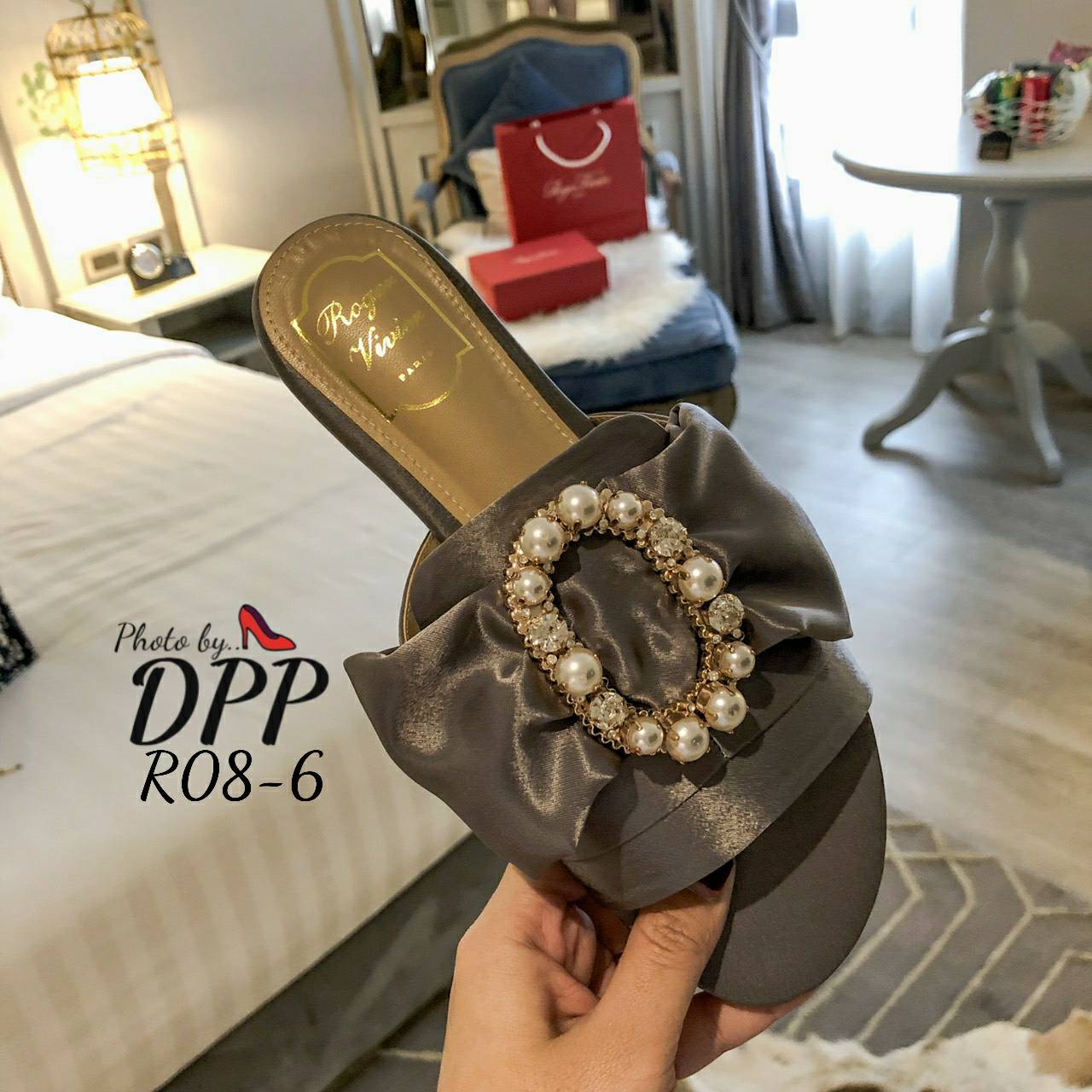 R08-6 พร้อมส่ง Roger vivier sandal 2019 งานใหม่ล่าสุดชนshop ไปเลยจ้า สวยตาแตก ทั้งเพชรทั้งมุข มาเต็มขนาดนี้ รีบจัดเลยน๊า งานผ้าซิน ส้นแบน ทรงสวม สวยม๊ากกกกกก
