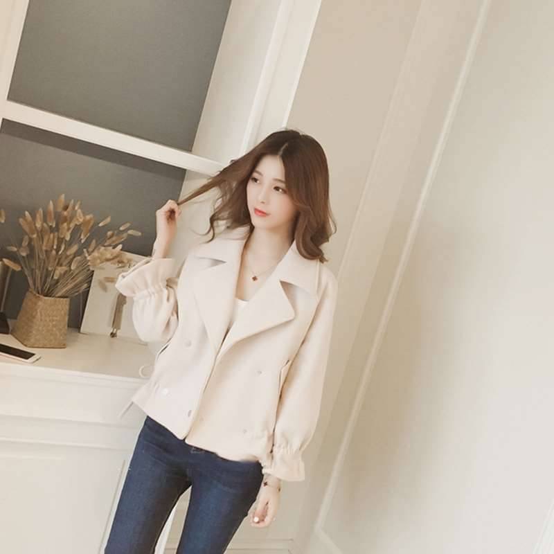 Detail เสื้อคลุมโค้ทตัวสั้น งานผ้าสักกะหลาดอย่างดี บุซับใน กระดุมสองแถว กระเป๋าสองข้างซุกมือได้ เสื้อหยิบคลุมใส่ได้ทั้งทริปแค่เปลี่ยนตัวในพกง่ายไม่หนาไม่หนัก พกติดกระเป๋าใส่เที่ยวใส่เดินทางกันนะคะ