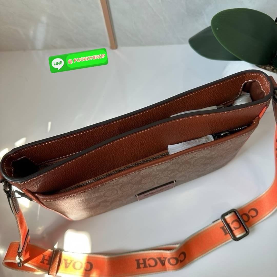 COACH DISTRICT CROSSBODY IN SIGNATURE CANVAS CH078 🔖กระเป๋าสะพายคอสบอดี้ทรงสีเหลี่ยม 🔖วัสดุ : canvas, ตัดขอบหนัง pebble leather 🔖 เปิด-ปิดแบบซิป ด้านในมีช่องซิปและช่องอเนกประสงค์ ปิดด้วยซิปด้านบน ซับในผ้า มีช่องซิปและช่องเก็บของด้า