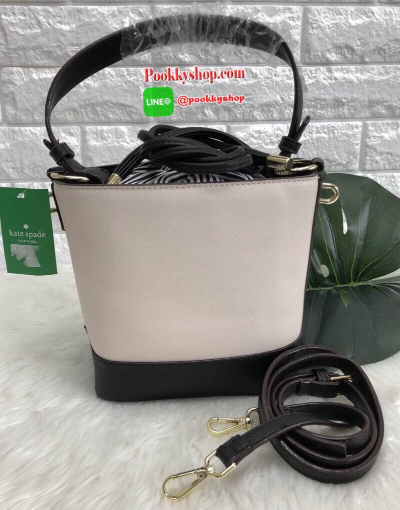 New arrival!!! Katr spade new york cameron street pippa bag 2018 พร้อมส่ง รุ่นใหม่ล่าสุดค่ะ!!! กระเป๋าวัสดุหนังซาฟเฟียโน่ ทรงถัง สามารถถือได้ สะพายข้างได้ค่ะ ด้านหน้าติดอะไหล่แบรนด์ ปากกระเป๋าเปิดปิดแบบหูรูด แบบหนังห้อยยาวลงมา หนังรูดง่ายมากค่ะ ภายในกระเป