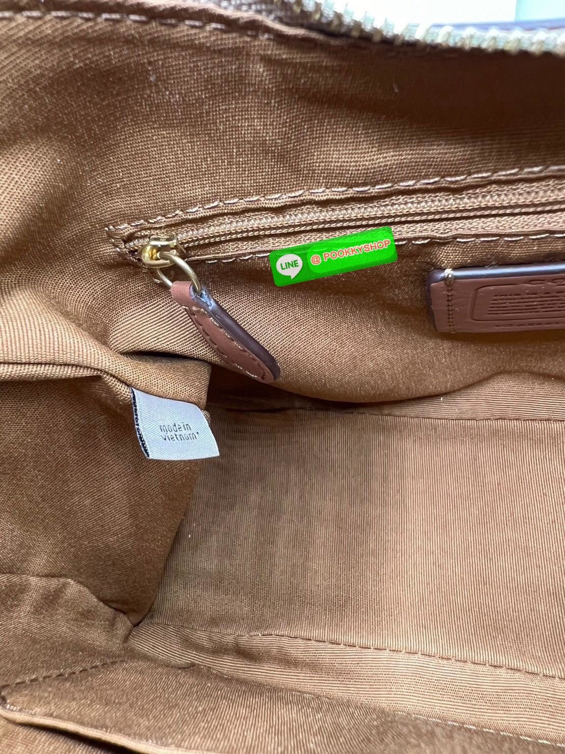 Coach Teri Hobo In Signature Canvas กระเป๋าคล้องไหล่และสะพายข้าง วัสดุแคนวาส+หนังแท้ เปิด-ปิดกระเป๋าแบบซิป ภายในโล่ง มีช่องซิป1ช่อง ช่องใส่ของจุกจิกอีก1ช่อง ด้านหลังมีช่องซิป1ช่อง มีสาย2เส้น สำหรับคล้องไหล่และสะพายข้าง