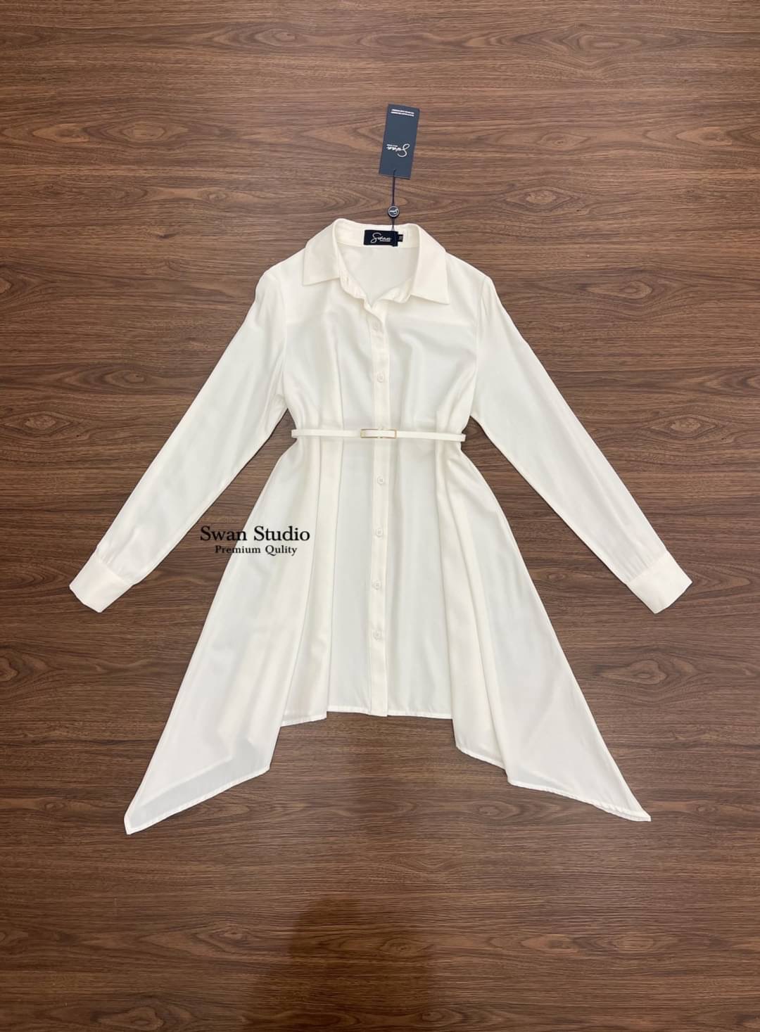 Detail : เดรสทรงปล่อยสีขาว มาคู่กับเข็มขัดรัดเอวให้ใส่แล้วเห็นสัดส่วนยิ่งขึน ออกแบบสุดตาช่วงชายชุดโค้งไล่ระดับ เนื้อผ้าเย็นนิ่มใส่สบายมาก ห้ามพลาดค่า