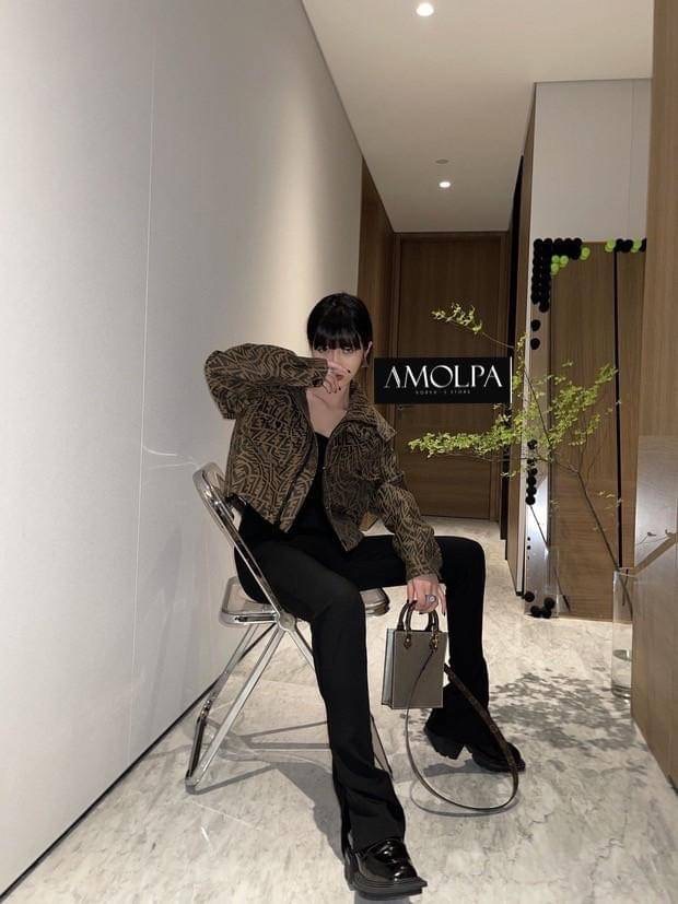 พร้อมส่ง !!! MUST HAVE！JACKET HOODIE FENDI AROMA เนื้อดี มี Texture มากกกๆๆค๊า Colletion 2021 ผ้าดีมาก เย็นมากๆ ห้ามพลาดเลยน๊า สวยสุดๆ