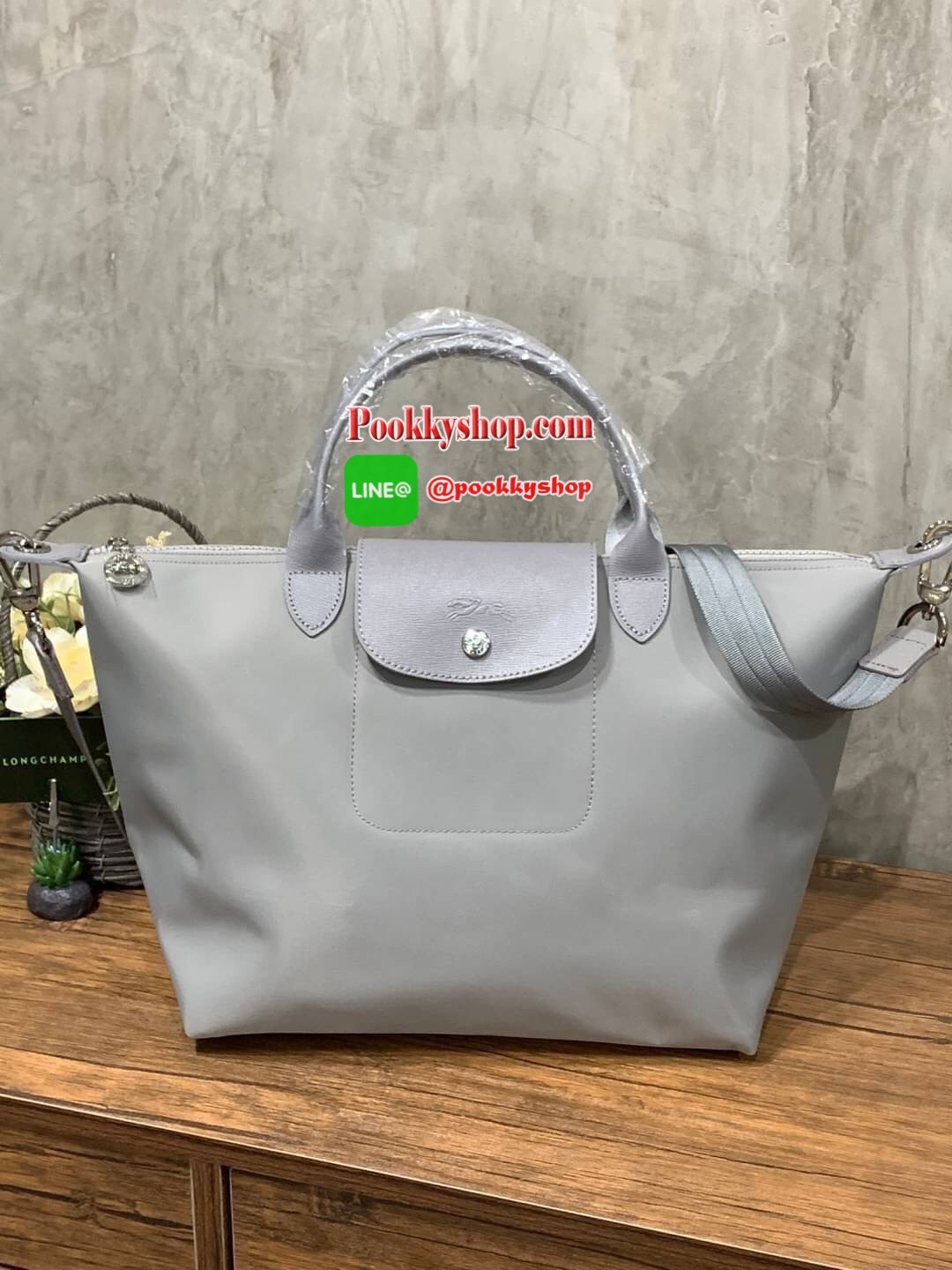 Longchamp Le Pliage Neo Size M มาพบกับกระเป๋ารุ่นยอดนิยม ที่สาวๆ ต้องมีไว้เก็บไว้สักใบ กระเป๋าโท้ทใบนี้ มาพร้อมกับสีที่มีสไตล์เรียบง่าย มีสายสะพายยาวช่วยให้คุณสามารถสะพายไหล่ได้อย่างสบาย ในขณะที่ที่ปิดแบบซิปช่วยให้คุณมั่นใจได้ว่าของด้านในมีความปลอดภัย Le