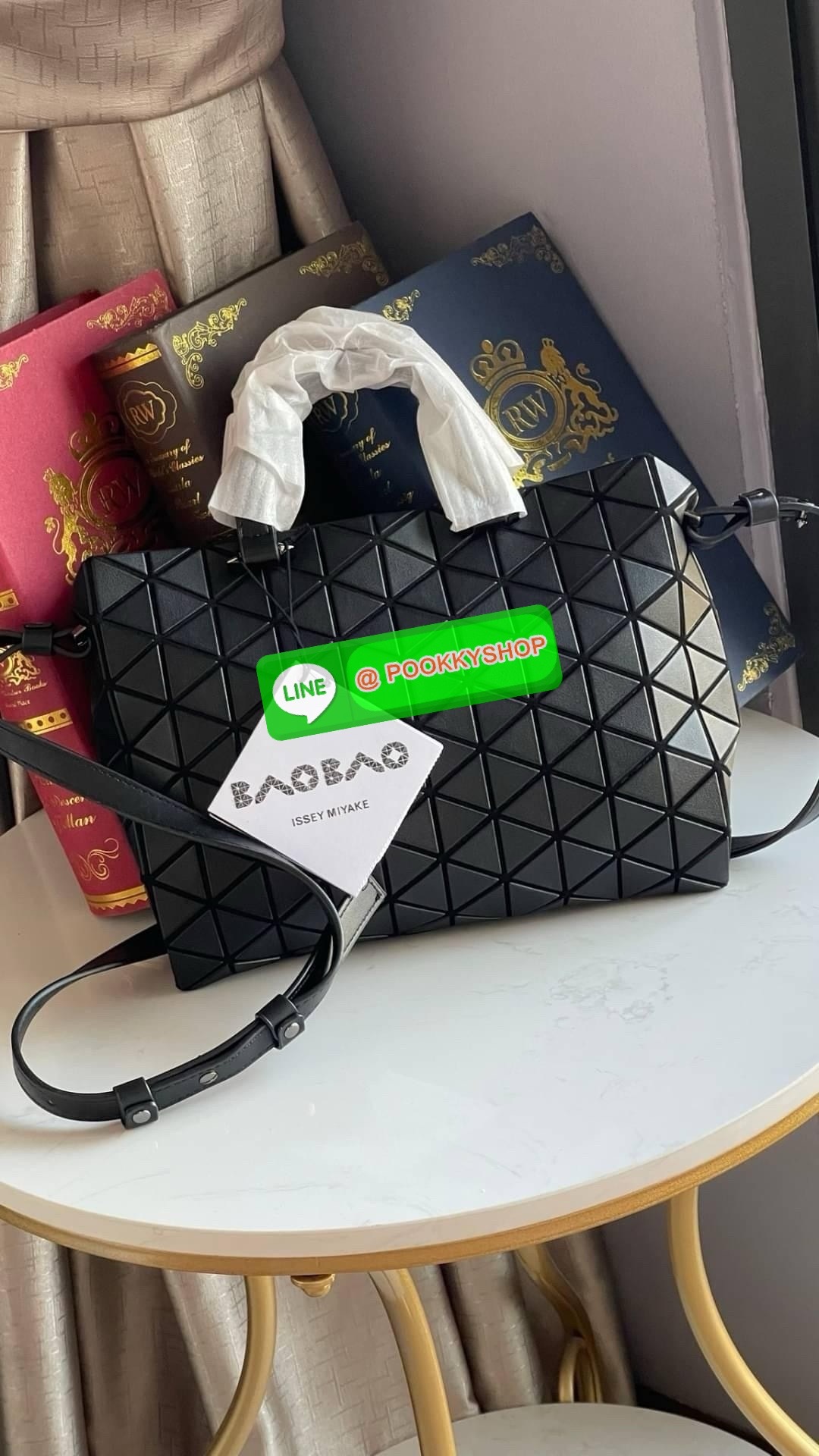 *Small BAO BAO ISSEY MIYAKE TONNEAU เป็น ซีรีย์ที่มีเอกลักษณ์เฉพาะตัว ด้วยแผ่นสามเหลี่ยมที่มีสัญลักษณ์เท่ากันทุกด้าน และยังผสมผสานงานดีไซน์ อันสง่างามเท่ากับฟังก์ชั่น การใช้งานสุดพิเศษ โดยมีจุดเด่นที่ซิปด้านบน สำหรับเปิดปิดและมีสายสะพายไหล่ ที่สามารถถอดออ