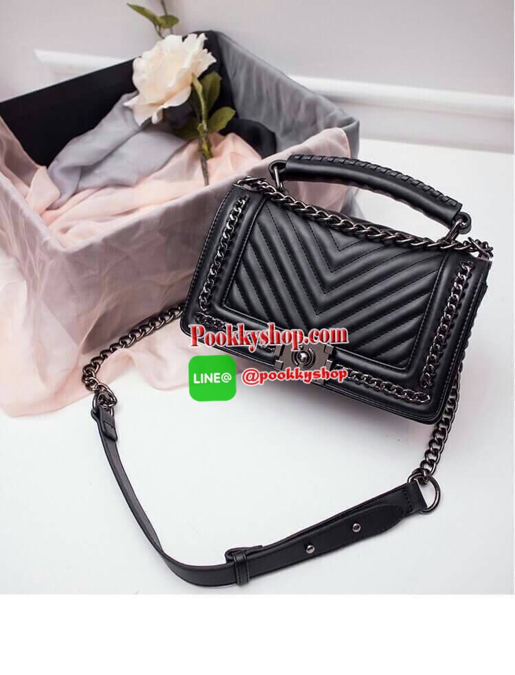 ZARA (Basic) shoulder bag :รีออเดอร์รุ่นขายดีฝุด กระเป๋าทรง Look like chanel ทรงกล่อง ตั้งอยู่ทรง ตัวกระเป๋าหนัง PU สวยเงา สายสะพายโซ่ต่อหนัง ความยาว 120cm ปรับได้3ระดับ ด้านหน้าแต่งขอบโซ่ถักหนัง เย็บลายแทยงทั้งหน้าและหลัง ภายในมีช่องใหญ่และช่องซิป2ช่อง ม