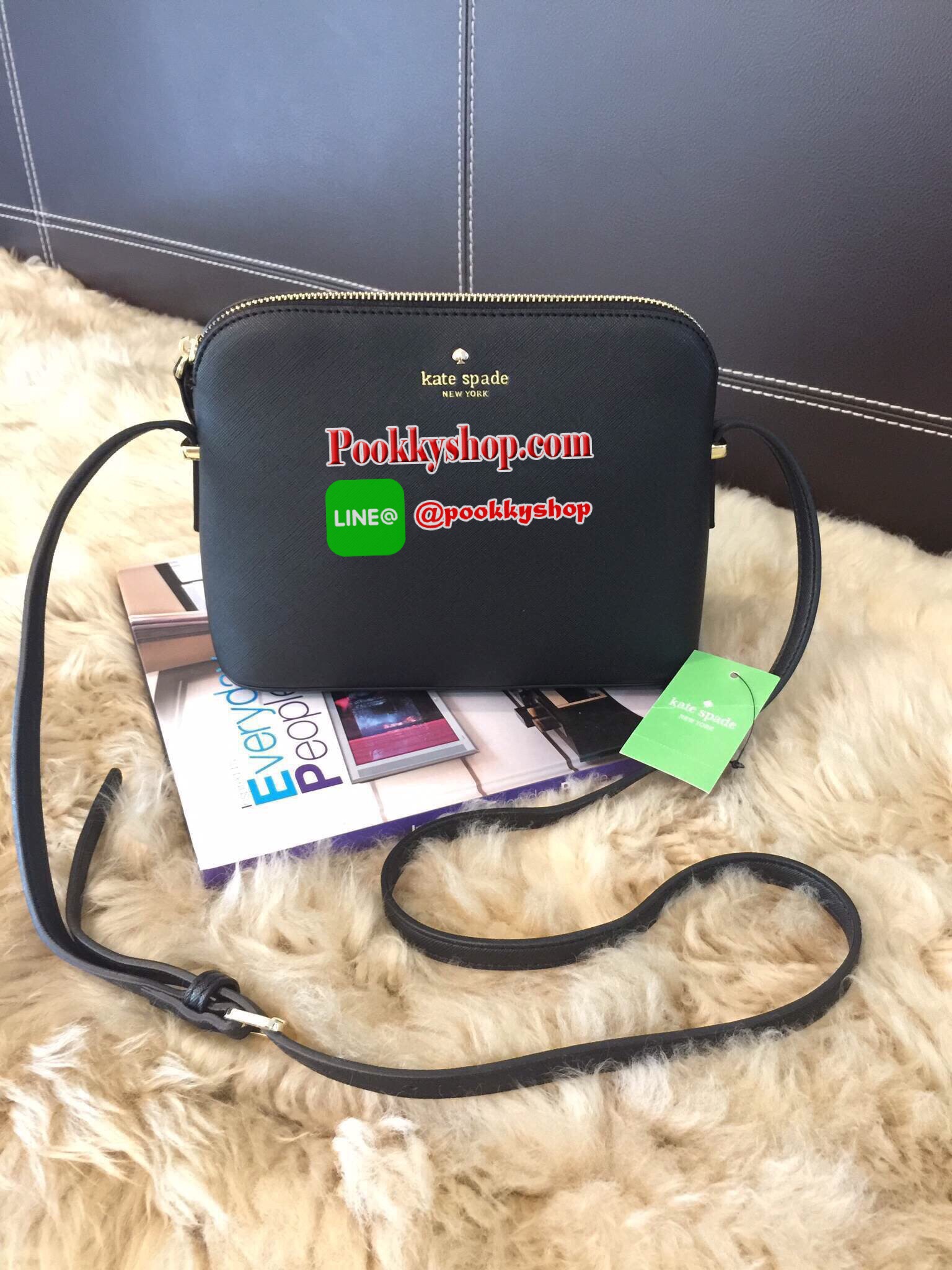 ปิ๊งป่อง!! มาเพิ่มแล้วค่ะ!! KATE SPADE CEDAR STREET MANDY กระเป๋าสะพายแบรนด์ดังจากอเมริการุ่นสุดฮิตหนัง Saffiano สวยหรูอยู่ทรงสไตล์ PRADA ด้านหน้าประดับโลโก้แบรนด์สีทองสวยไฮโซ ขนาดกำลังดี เปิดปิดด้วยซิปสะดวกใช้ ภายในมีช่องซิปและช่องใส่มือถือ สามารถใส่กระเ