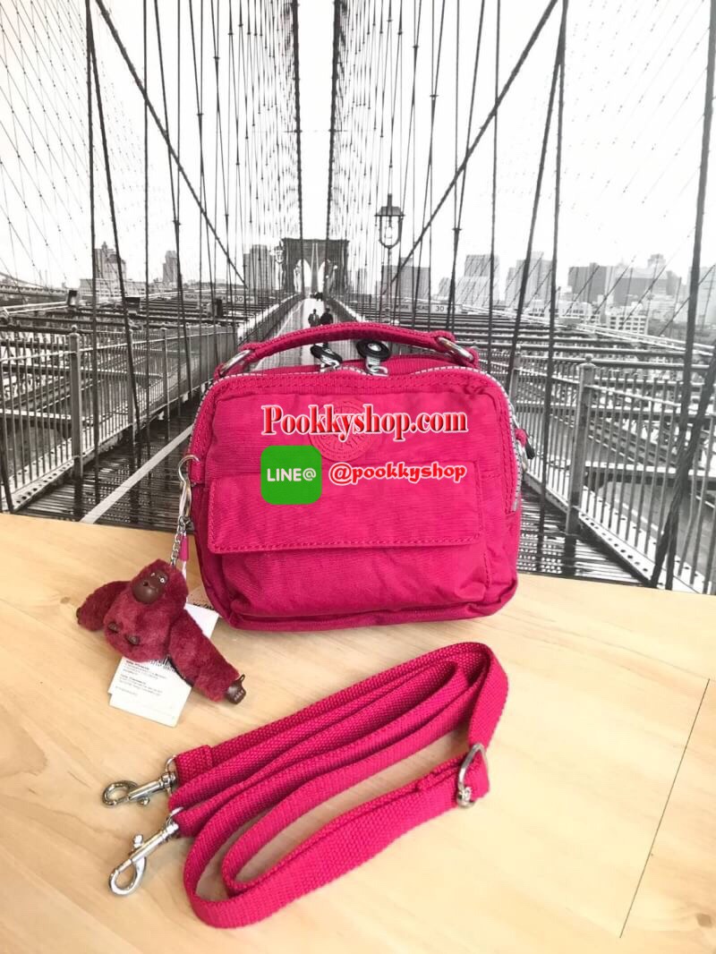 Kipling Messenger Nylon Bag กระเป๋าสะพายทรงเหลี่ยมขนาดมินิ สามารถถือ/สะพายสายคู่ สะพายสายเดี่ยวและสะพายเป้ มีหลายช่องใช้งาน ด้านหน้าเป็นช่องเล็กใส่ของจุกจิก ซิปคู่ด้านหน้าภายในมีช่องเล็กแยกเป็นสัดส่วน ซิปเดี่ยวด้านหลังกว้างเพิ่มช่องใส่ของได้อีก1ช่อง ขนาดก