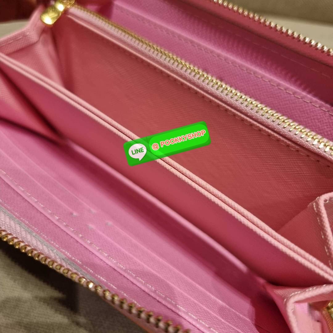 NEW IN!! LV long zip wallet with gwp กระเป๋าสตางค์พรีเมี่ยมกิ๊ฟ ดีไซน์ล่าสุด หนังแก้ววิบวับ หรูหรามาก ใบยาวขนาดกำลังเหมาะมือ ถือแล้วขับผิว ถือออกงานก็คือเลิศ วัสดุหนังแก้วเคลือบผิวกลิตเตอร์ เล่นกับแสงสวยมาก เปิด-ปิดด้วยซิปรอบ ภายในมีช่องใส่บัตรเยอะมาก มีช