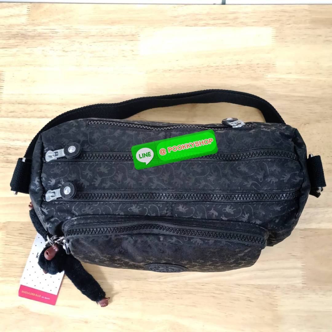 KIPLING RETH CROSSBODY BAG ซับในตาราง วัสดุ Nylon+polyester กระเป๋าสะพายข้างหรือ สะพาย Crossbody ได้ ช่องหน้าเปิด-ปิด ด้วยซิป พร้อมช่องแยกบ่อยด้านข้าง ช่องหลัก 2 ช่อง ด้านในโล่งกว้าง สามารถจุสัมภาระได้เยอะ พร้อมช่องซิปหลัง สายสะพายปรับระดับสั้น-ยาว ได้ fr