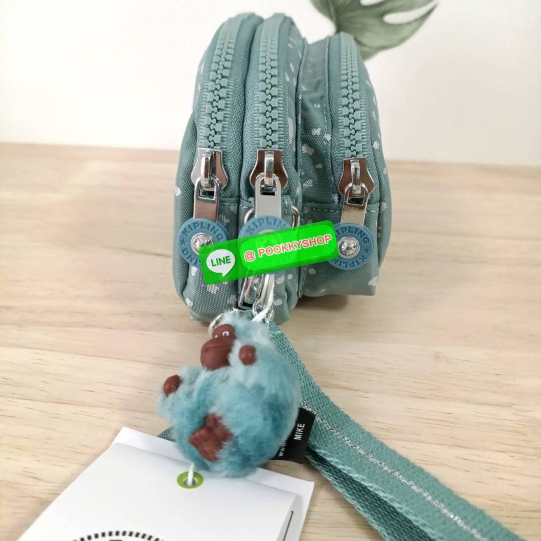 KIPLING Monkey program Seoul up clutch & sling bag รุ่น 2 ซิป (ขนาด 7 นิ้ว) กระเป๋าคล้องมือ หรือ สะพายข้าง ขนาดเล็ก วัสดุ Nylon & Polyester 100% ใช้งานได้ 2 รูปแบบ มีสายสลับเปลี่ยนได้ทั้งแบบคล้องมือ และ สะพายข้าง ตามโอกาสการใช้งาน