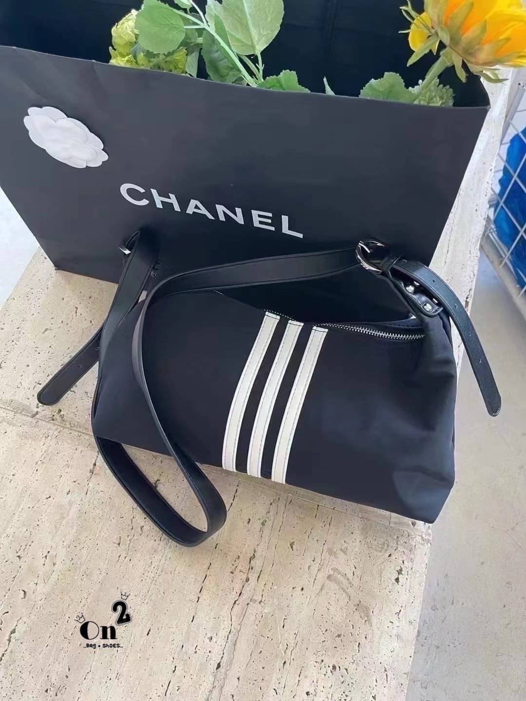 Adidas Style Nylon Shoulder Bag กระเป๋าผ้าไนลอน ขนาด 14นิ้ว น้ำหนักเบาใส่ของได้เยอะ รุ่นนี้สะพายขึ้นไหล่น่ารัก ด้านบนเป็นซิปค่ะ มีสายสะพายข้าง ปรับความยาวได้