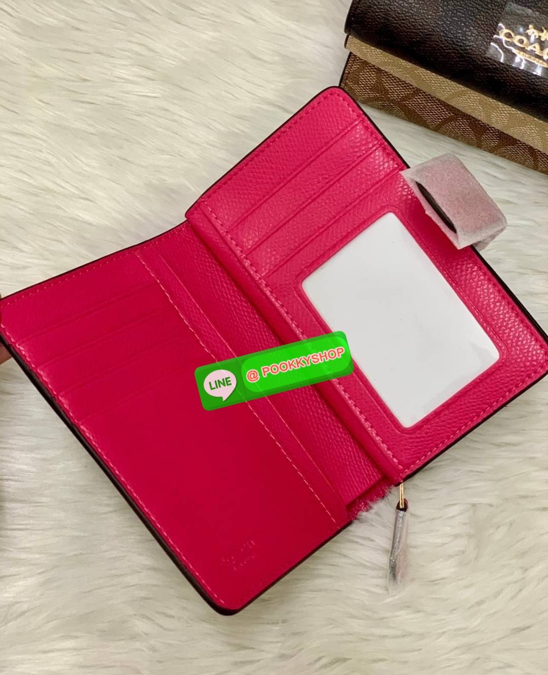 COACH MEDIUM CORNER ZIP WALLET IN SIGNATURE CANVAS ((53562)) 💋กลับมาอีกครั้งค่ะ! กระเป๋าเงินใบกลางหนัง pvc canvas สวยงามค่ะ เปิดปิดช่องหลักด้วยกระดุมภายในมีช่องเสียบบัตรได้ถึง10ช่อง ช่องใส่ธนบัตรหนึ่งช่อง; และช่องซิปสำหรับใส่เหรียญอีกสองช่อง แยกสั
