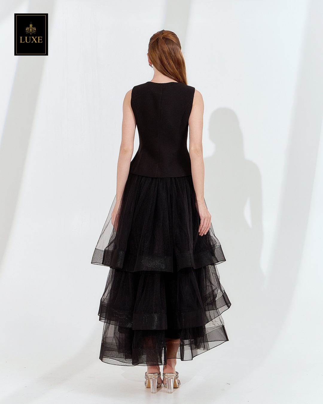 เสื้อแฟชั่น เสื้อกั๊กแขนกุด ติดกระดุมผ่าหน้า แต่งกระเป๋าและเข็มกลัดดอกไม้