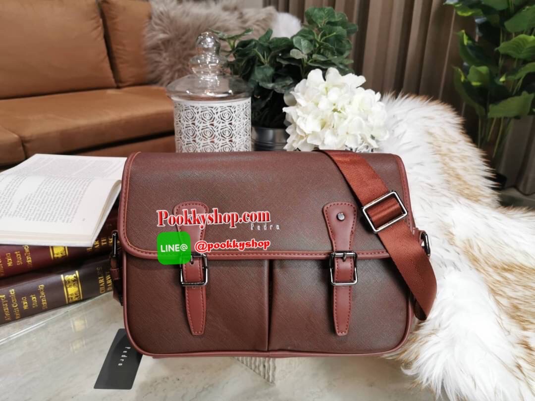 NEW ARRIVAL! PEDRO SAFFIANO MESSENGER BAG รุ่นใหม่ชนช็อปจาก Pedro แบรนด์ดังการันตรีคุณภาพด้วยเครือ Charles&Keith วัสดุหนัง Saffiano สวยหรูอยู่ทรงแข็งแรงไม่ย้วยเปิดปิดด้วยฝาปิดกระดุมแม่เหล็กพร้อมซิปด้านในสะดวกใช้ ด้านหน้าและด้านหลังยังมีช่องใส่ของ ขนาดกำลั