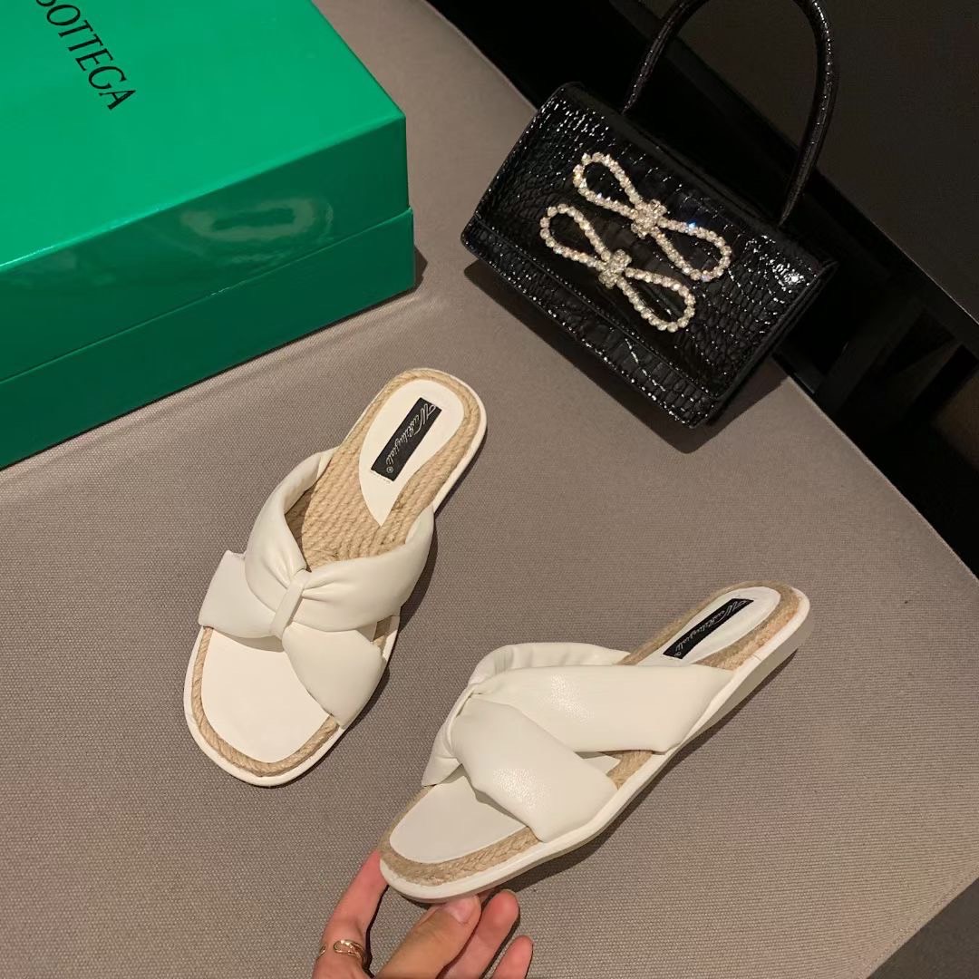 งานใหม่ พร้อมส่ง งานสวยๆพร้อมเสิร์ฟจ้า ตัวนี้ห้ามพลาด รองเท้ามาใหม่ งานหนังนิ่มมากคะ ทรงสวย แมตช์กับกางเกง👖หรือกระโปรง👗ก็ได้ค่ะ ใส่สบาย แม่ค้าคอนเฟริม เหมาะกับซัมเมอร์ช่วงมากเลยค่า ☀️🌊สาวๆห้ามพลาดนะคะ อย่าช้ารีบเลย🔥