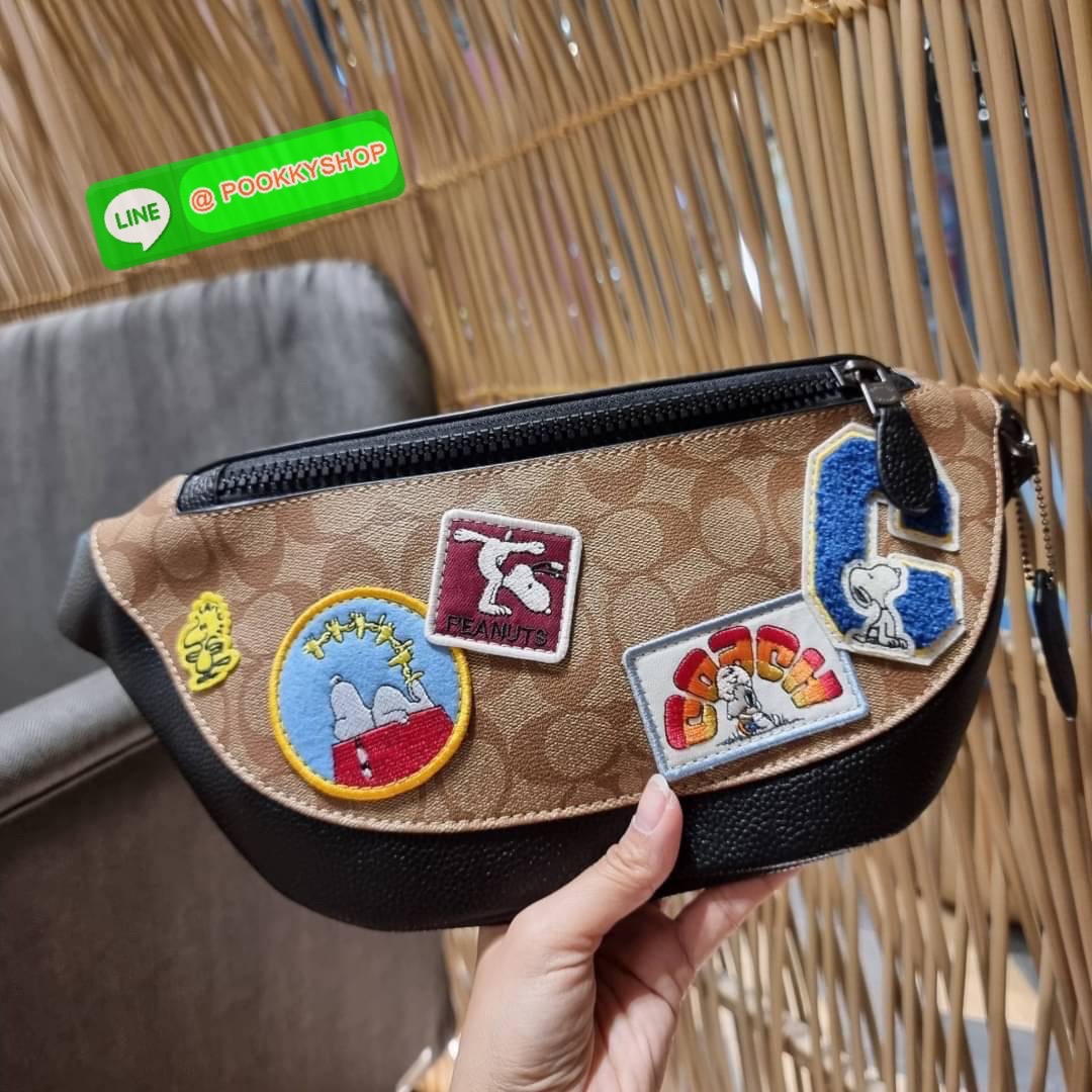 COACH C4028 COACH x PEANUTS WARREN BELT BAG IN SIGNATURE CANVAS WITH VARSITY PATCHES กระเป๋าคาดอกไซส์ใหญ่ คอลเลคชั่นยอดฮิต!! เป็นรุ่นสุดยอดของความคลาสสิค ขนาดสะพายกำลังเท่ คูลๆ ใช้งานง่าย ได้ทั้งหนุ่มๆและสาวๆ วัสดุหนังแคนวาสเคลือบลายสลับหนัง pepble น่าใช้