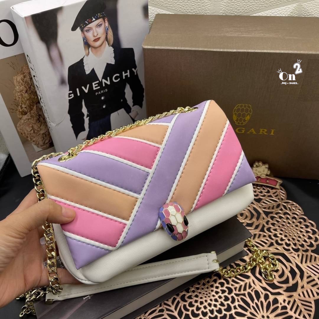 BVLGARI SERPENTI CABOCHON CROSS BODY BAG กระเป๋าสะพายข้าง bvlgari ทรงนี้เป็นทรงคลาสสิคของแบรนด์เลยค่า คือใบนี้แกะแบบมาเป๊ะมากๆ สายสะพายสามารถดึงสั้นยาวได้สวยถูกใจแม่มากห้ามพลาดเลยจ้า