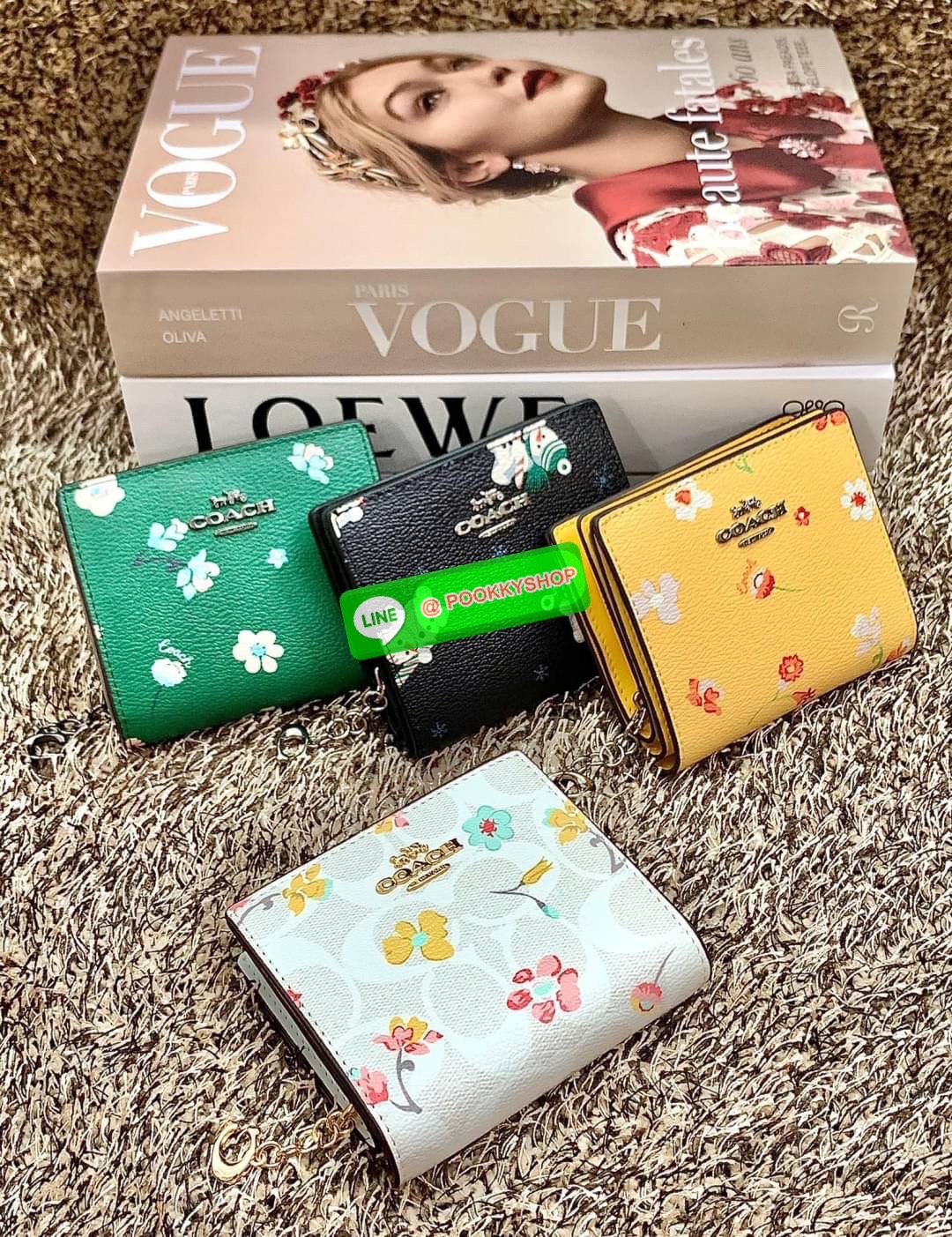 COACH SNAP WALLET ((8704//6941)) 🌍พร้อมส่ง ห้ามพลาด ก่อนหมดค่ะ! ✔️กระเป๋าเงินใบสั้น หนังแท้ แต่ละสีปริ้นลายได้สวยงาม แตกต่างกันไปค่ะ ✔️เปิด-ปิดกระเป๋าแบบกระดุม ภายในมีช่องใส่ธนบัตรตามยาว และช่องเสียบบัตร5ช่อง//มีช่องซิปแยกฝั่งห้อยด้ว