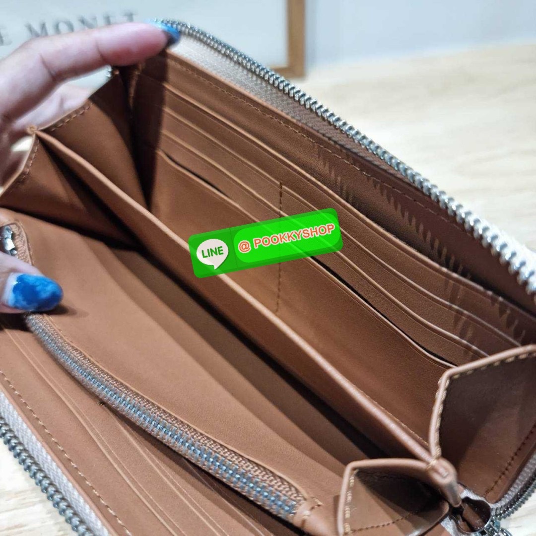 🔆 Model COACH CJ373 LONG ZIP AROUND WALLET WITH FLORAL PRINT 🔆 Details กระเป๋าสตางค์ใบยาว คอลเลคชั่นใหม่ กับดีไซน์ใหม่ ลวดลายดอกไม้สดใสรอบใบโดดเด่น สะดวกใช้งานและขนาดกำลังเหมาะมือมากๆ รูดใช้งานด้วยซิปรอบใบ ภายในแบ่งสัดส่วนไว้อย่างดี มีทั้ง