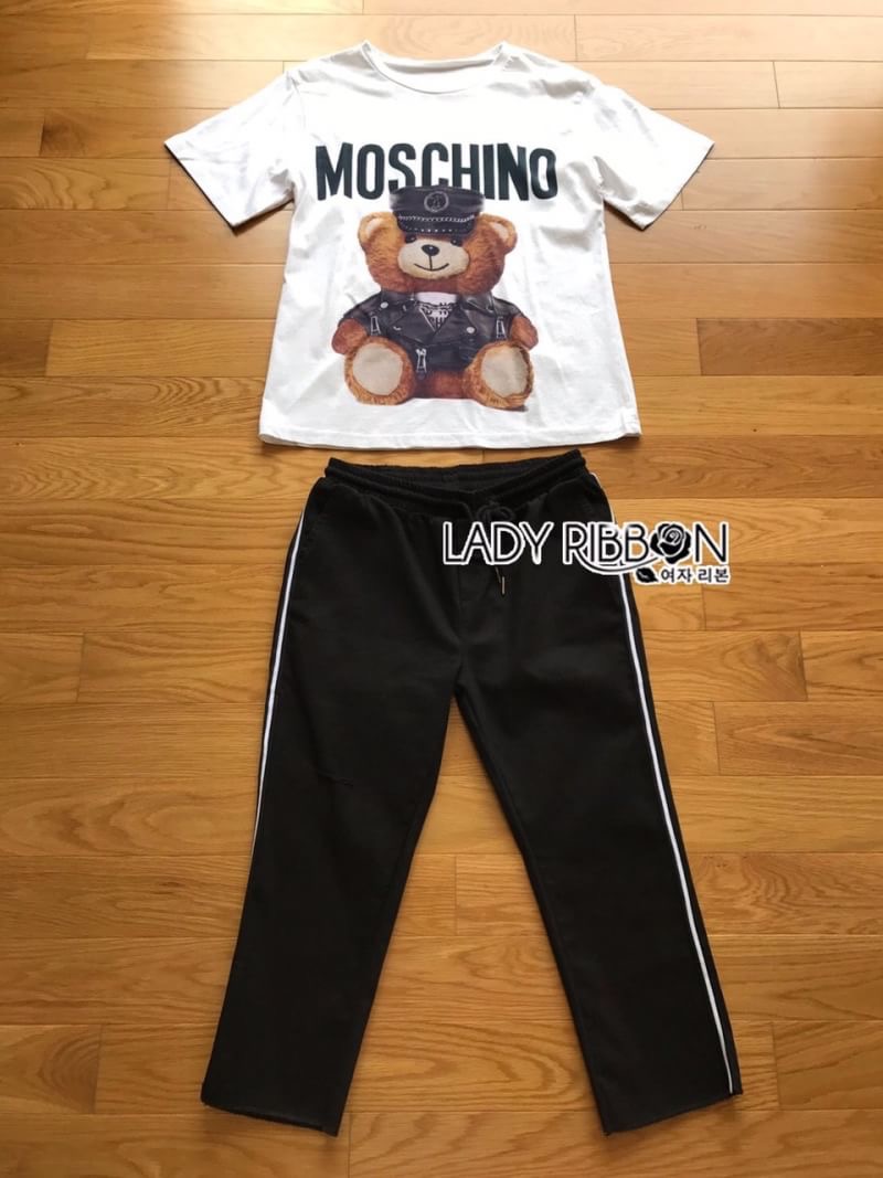 Lady Ribbon's Made Lady Ellen Street Chic Printed T-shirt and Sweat Pants Set เซ็ตเสื้อทีเชิ้ตพิมพ์ลายและกางเกงวอร์มสไตล์สตรีท ลุคนี้เป็นสไตล์แบรนด์ Moschino แบบสตรีทเก๋ๆ ตัวเสื้อเป็นเสื้อยืดแขนสั้น ตรงกลางพิมพ์ลายตุ๊กตาหมี ส่วนกางเกงเป็นการเกง Sweat
