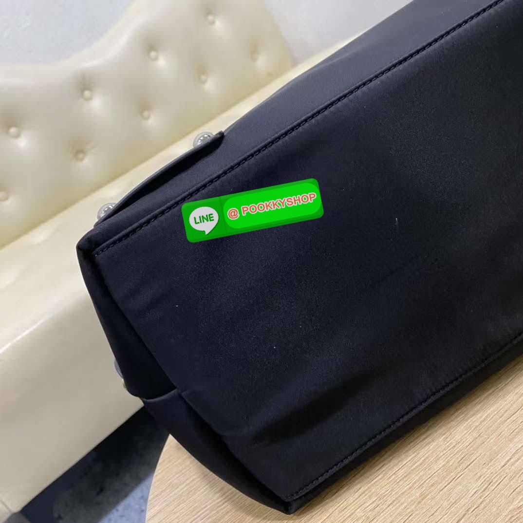 New Arrivals!!!PRADA Bag Premium gift กระเป๋าเดินทางขนาดใหญ่ วัสดุ Nylon กันน้ำ อะไหล่เงิน ถือหรือสะพายไหล่ได้ น้ำหนักเบาจุของได้เยอะ เดินทางต่างจังหวัดได้สบายๆ ด้านในโล่งมี1ช่องซิป และช่องจัดระเบียบอีก3ช่อง ซับใบผ้าลายแบรนด์หรู สายยาวถอดสายได้ปรับระดับได