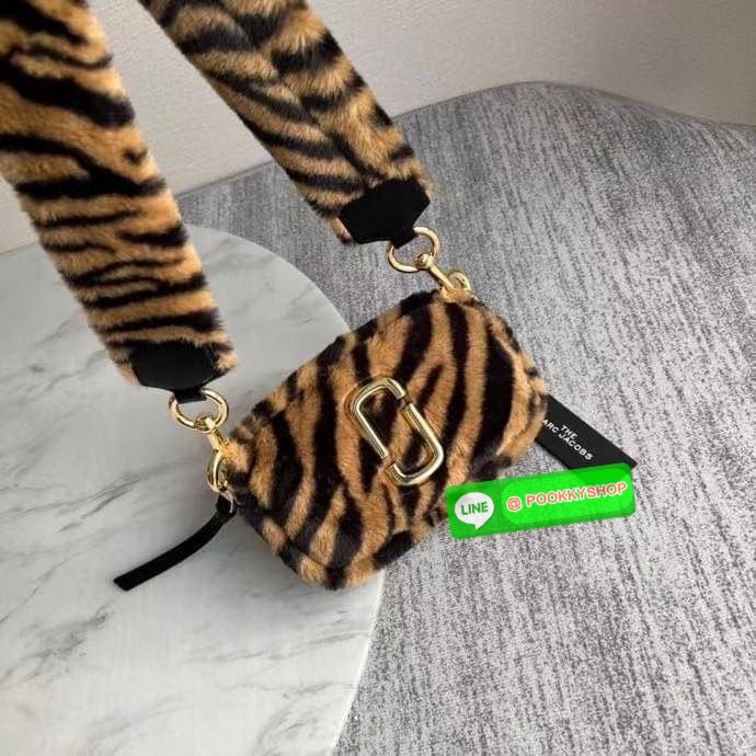 March Jacop The Snapshot Tiger Stripe Plush Bag เสือต้องมานะแม่ปีนี้ เฮงๆรับปีเสือด้วยกระเป๋าลายเสือจากแบรนด์ March Jacop กันค่า เป็นกระเป๋าถือหรือสะพายข้างขนฟูๆนุ่ม วัสดุผ้าขนสัตว์ Polyester ด้านหน้าประดับด้วยโลโก้ J อันเป็นสัญลักษณ์ของแบรนด์ อะไหล่ทองหร