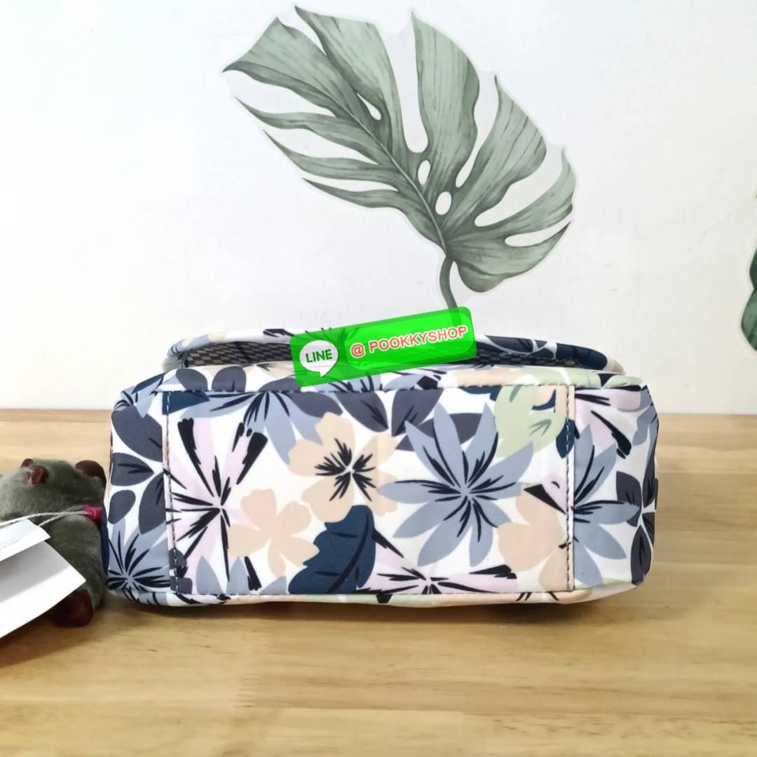 KIPLING SABIAN CROSSBODY MINI BAG กระเป๋าสะพายข้าง วัสดุ Nylon & Polyester 100% ขนาดเล็กกำลังน่ารัก เปิด-ปิดด้วยฝาปิดกระดุมแม่เหล็กและซิปแบรนด์ ด้านในทีแท็กแบรนด์