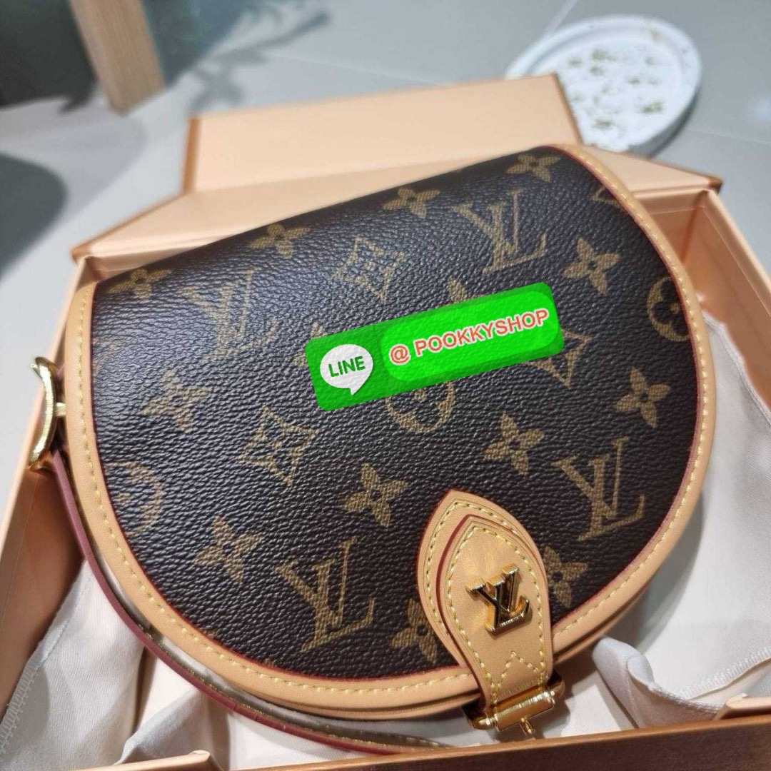 LV TAMBOURIN CROSSBODY BAG 🔆 Details รุ่นลิมิเต็ดหายาก กับกระเป๋าสะพายทรงสวย ดีไซน์คลาสสิค เปิด-ปิดด้วยกนะดุมแม่เหล็ก สายสะพายในตัว ปรับได้ หรือซ่อนสายและถือเป็น clutch ออกงานก็ได้ ดูแพงมากๆ ภายในเป็นช่องโล่ง ใส่ของจุกจิกได้ ของจำเป็นได้ โทรศัพท์ไ