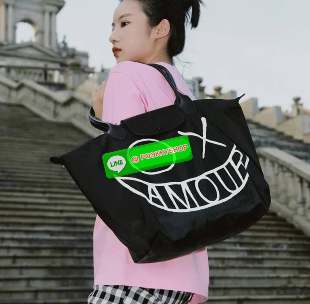 ð Longchamp x AndrÃĐ Le Pliage Large Shoulder Bag āļāļāļĨāđāļĨāļāļāļąāđāļāļŠāļļāļāļāļīāđāļĻāļĐāļāļēāļāļĨāļāļāļāļāļāļāđ âLongchamp & AndrÃĐâ āļāļĩāđāļĄāļĩāļĻāļīāļĨāļāļīāļāļāļĢāļēāļāļīāļāļĩāđāļāļ·āđāļāļāļąāļ āļāļąāļāđāļāļĢ āļāļēāđāļĢāļ§āļē (Mr. AndrÃĐ Saraiva) āđāļāđāļēāļāļāļāļāļēāđāļĢāļāđāļāļāļĢāđāļāļēāļĢāđāļāļđāļāļŠāļļāļāļĢāđāļēāđāļĢāļīāļāļāļĒāđāļēāļ âāļĄāļīāļŠāđāļāļāļĢāđāđāļ (Mr. A)â āļĄāļēāļĢāđāļ§āļĄāļāļāļāđāļāļāļāļĢāļ°āđāļāđāļēāļāļāļĨāđāļĨāļāļ