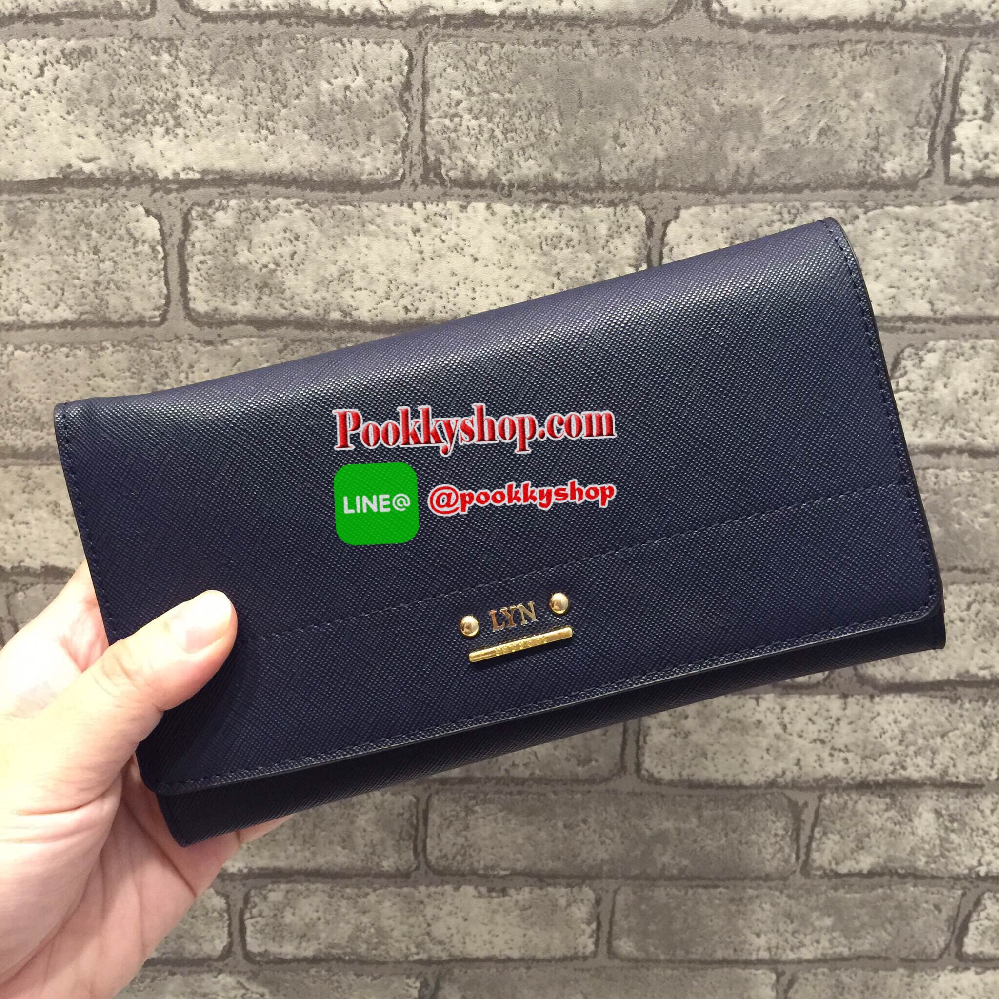 New Arrival!! LYN CLARLYNNA WALLET กระเป๋าเงินใบยาว ด้านหน้าแต่งโลโก้แบรนด์สีทองหรู เปิดปิดด้วยกระดุม ด้านในมีช่องใส่บัตร 10 ใบ พร้อมช่องซิปใส่เหรียญและช่องธนบัตร 2 ช่องใหญ่ เป็นกระเป๋าเงินที่สวยเรียบหรูมากๆค่า