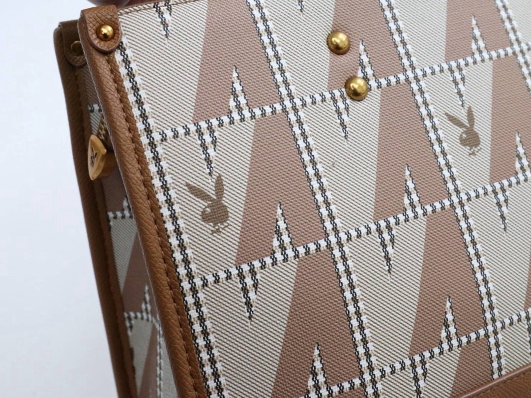 กระเป๋าถือ กระเป๋าสะพาย Playboy (rabbit)(paw prints) งานเนี๊ยบสวย ด้านในมี3ช่องการใช้งาน วัสดุ แคนวาสเกรด+++