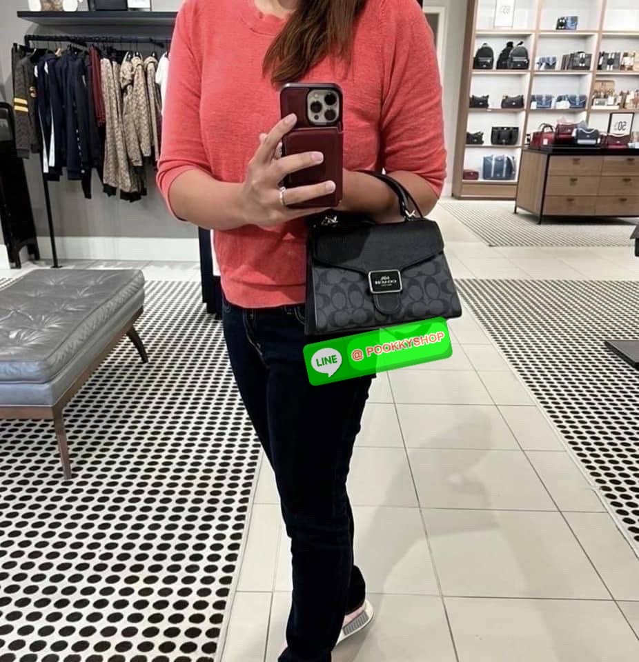 “Classic elegance with a modern twist.” Coach Pepper Satchel – กระเป๋าทรง Satchel ที่ผสานความคลาสสิกและความทันสมัยได้อย่างลงตัว วัสดุคุณภาพเยี่ยม ผสมผสานระหว่างหนังและผ้าแคนวาสลายซิกเนเจอร์ของ Coach เหมาะสำหรับวันทำงานหรือวันพักผ่อน เพิ่มความหรูหราให้กับท