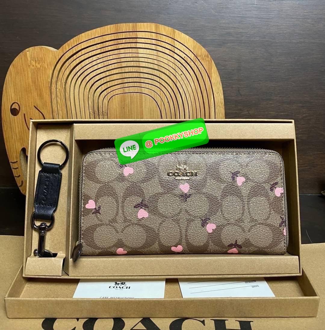 COACH ACCORDION ZIP WALLET IN SIGNATURE CANVAS กระเป๋าสตางค์ใบยาว ซิปรอบ ใช้งานง่าย ด้วยฟังค์ชั้น ด้านใน ใส่บัตรได้จุใจ มีช่องซิปใส่เหรียญตรงกลาง โดนใจหลายๆคนไปเรียบร้อยและคลาสสิค เรียบหรูดูแพงตลอดกาล ยกให้รุ่นนี้เลย