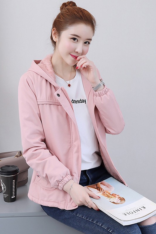 เสื้อกันหนาวแฟชั่นนำเข้า : เสื้อกันหนาวแฟชั่น พร้อมส่ง สีชมพู แขนยาว แต่งจั๊มปลายแขน ซับในบุด้วยผ้าขนสัตว์นุ่มๆ มีฮูทสุดเก๋ แบบซิบรูด กระเป๋า 2 ข้างใช้งานได้ งานสวยเหมือนแบบแน่นอนค่ะ หน้าหนาวปีนี้พลาดไม่ได้น้า