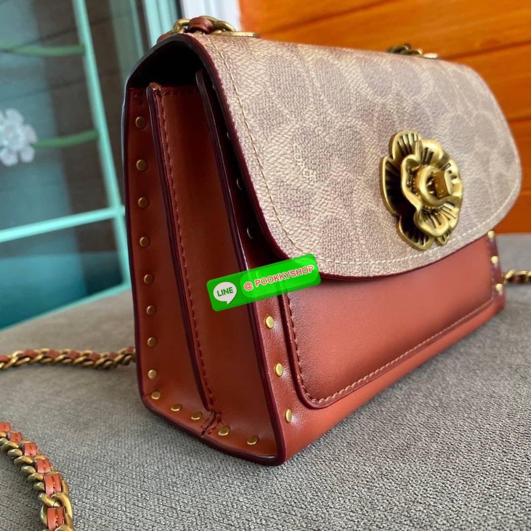 COACH PARKER 18 IN SIGNATURE CANVAS WITH RIVETS (COACH 30592) มาแล้วแม่ รุ่นที่สาวๆเรียกร้องถามหากันบ่อยๆ สุดหรูดูไฮโซมากแม่ ใครได้ไปรับรองหลงรักไม่ผิดหวังคะ วัสดุหนังแท้ สลับหนังแคนวาส รูปทรงสวย ตัวล๊อคกระเป๋าเป็นรูปดอกไม้ด้านหน้าที่เป็นเอกลักษณ์ มาพร้อม