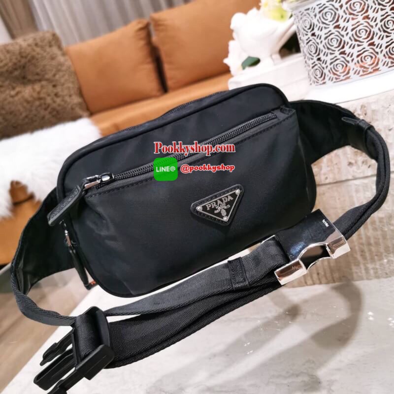 NEW! PRADA NYLON MINI WAIST BAG GIFT WITH PURCHASE (GWP) Limited edition กระเป๋าพรีเมี่ยมกิ๊ฟจากเคาน์เตอร์แบรนด์ต่างประเทศ วัสดุ Nylon เนื้อหนา ด้านหน้ามีโลโก้แบรนด์และช่องซิป เปิดปิดด้วยซิปสะดวกใช้ ภายใน Polyester 100% มีโลโก้ สายคาดเอวหรือคาดอกสามารถเลื