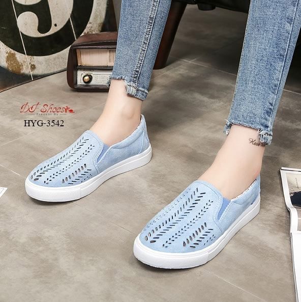 สินค้าพร้อมส่ง รองเท้าลำลองนำเข้า วัสดุผ้าสักหลาดฉลุ ระบายอากาศดี ด้านในซับในด้วยผ้า พื้น PU กระชับเท้าค่ะ