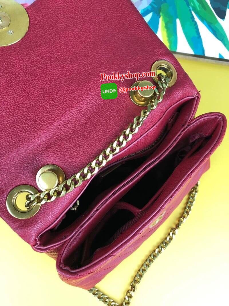 LYN ABSOLUTE DREAM กระเป๋าถือ/สะพายสายโซ่สีคลาสสิค วางอยู่ทรง มีหมุดรองฐาน 4 มุม ตัวกระเป๋าเดินด้ายลายเชฟรอนพร้อมประดับลายน่ารัก เปิดปิดด้วยกระดุมแม่เหล็ก ด้านในแบ่งเป็น 2 ช่องใหญ่ จุของพอสมควรค่ะ ใส่ iPhone plus/กระเป๋าเงินใบกลางได้เหลือๆ เลยค่ะ สายสะพาย