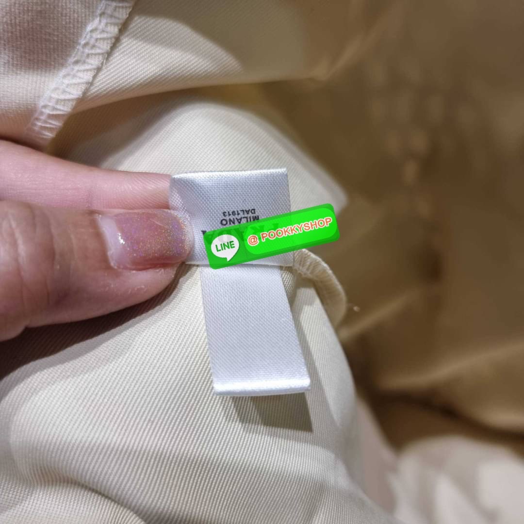 PRADA RAFFIA TOTE BAG สวยไม่ซ้ำใคร สไตล์บีช เหมาะมากกับการสะพายไปเที่ยวทะเล หรือจะใช้ในวันสบายๆก็ตอบโจทย์ กับกระเป๋าสะพายสานใบใหญ่ ตัวกระเป๋าเป็นวัสดุสังเคราห์จากธรรมชาติ สานทอเต็มใบออกมาเป็นลวดลายสวยงาม มีกระเป๋าซับในให้ สำหรับใส่ของเป็นสัดส่วน และรูดปาก