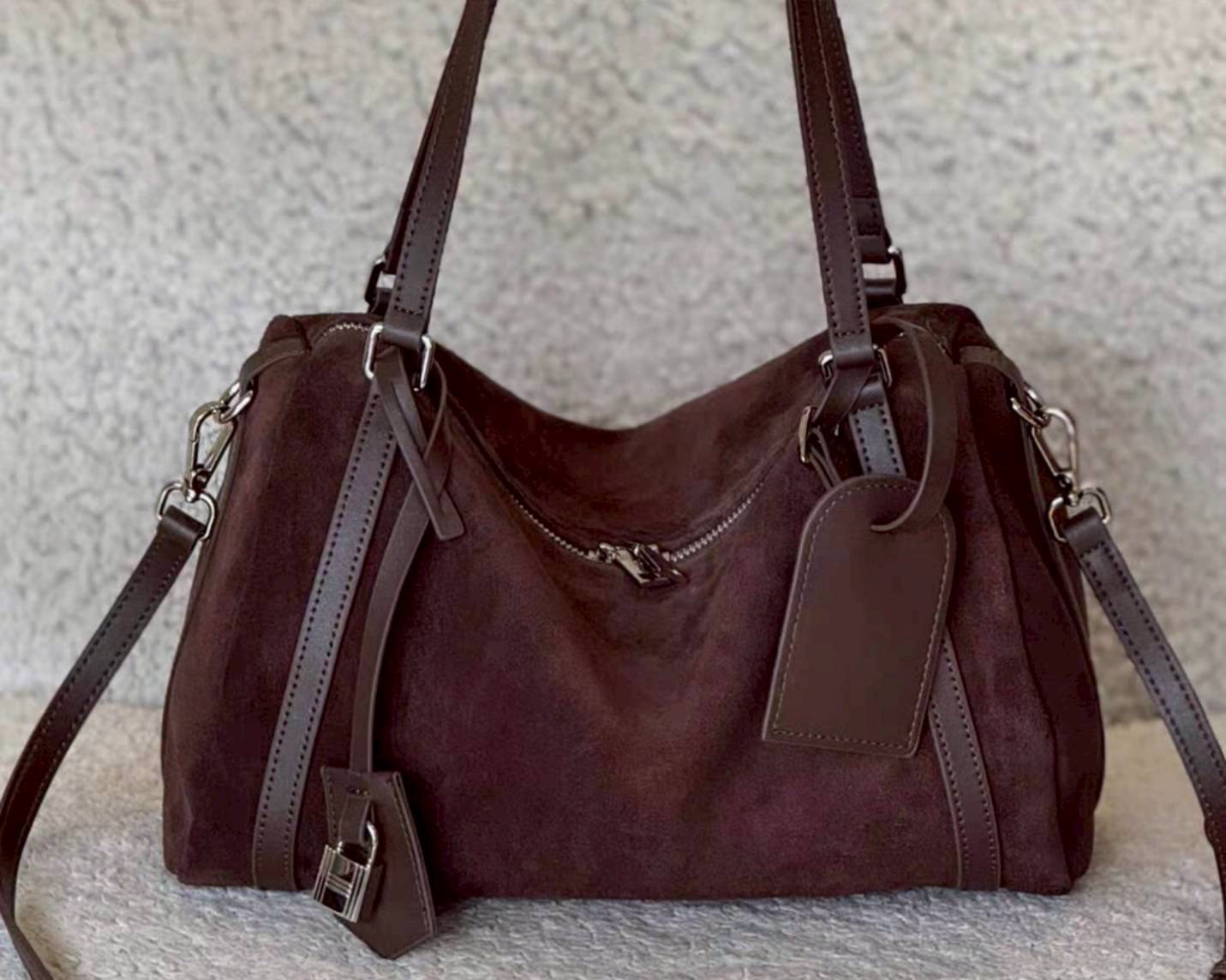 กระเป๋าทรง hobo suede bag ดีไซน์เรียบแต่ดูแพงสุดๆ งานหนังกลับนุ่มมือ ผสมกับสายหนังเรียบเนียนคุณภาพดี ให้ฟีลหรูมีคลาสแบบมินิมอลยุโรป ใบนี้ใช้งานได้จริงทุกวัน ดูดีทั้งถือและสะพาย ทรงนิ่มแต่ไม่ย้วย มีโครงเล็กน้อยช่วยให้ตั้งสวย ช่องซิปหลักเปิดกว้าง หยิบของง่า