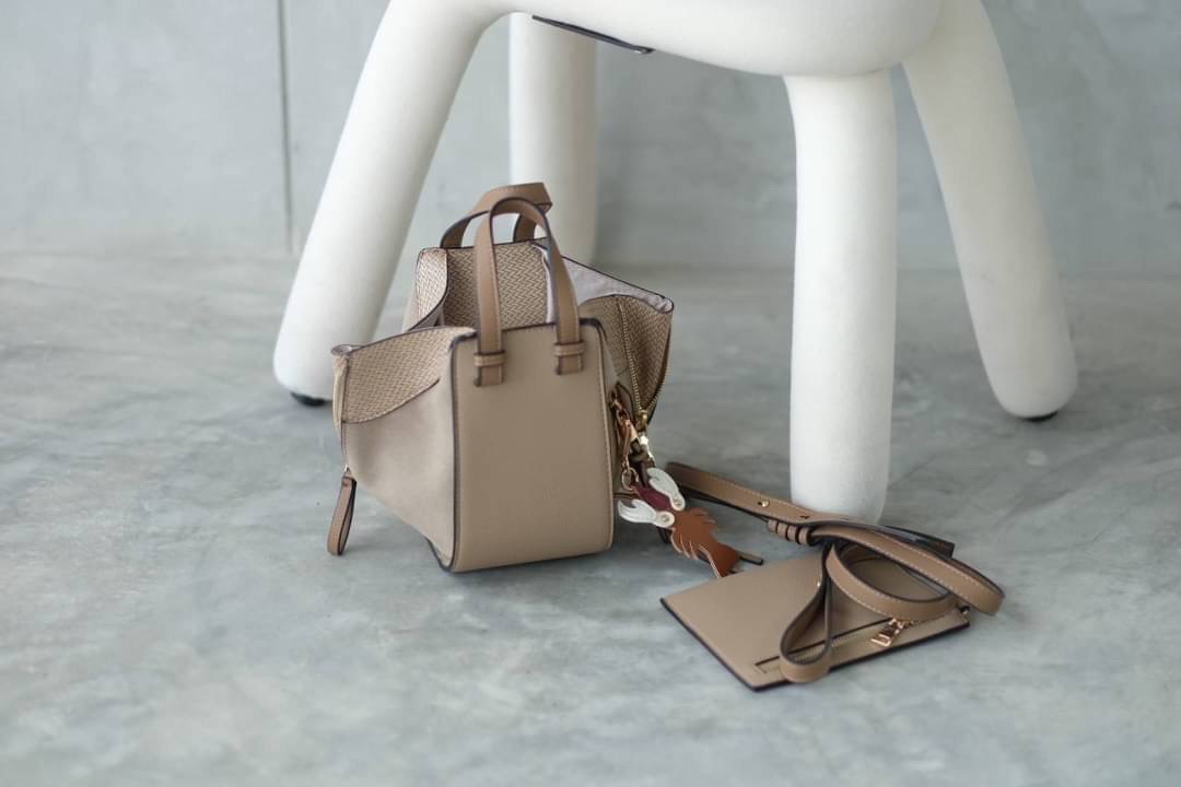 มาอีกรอบละจร้าาา Hammock รุ่นนี้ถามกันไม่เลิก เลยตั้งใจผลิตมาอีกครั้ง สวยๆทุกสี งายดีสวยเนี๊ยบทรงแป๊ะมาก พิเศษ..เลยจร้า แถมฟรี !! ตัวห้อยกุ้งน้อย เพิ่มความโดดเด่นขึ้นไปอีก ... งานนี้รับรองไม่ผิดหวัง ดีเทลรายละเอียดสวยมาก